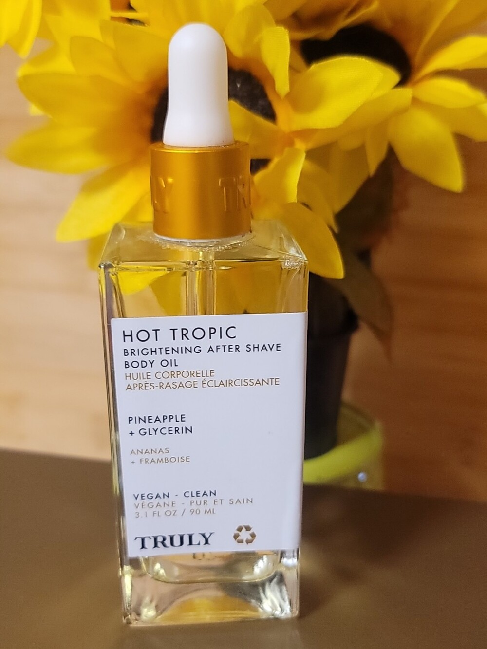 TRULY Hot Tropic Pineapple Brightening After Shave Oil